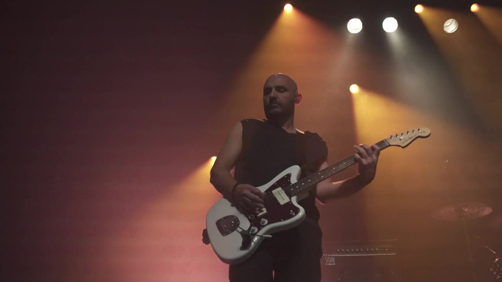 Denis Navarro à la guitare, en contre-jour